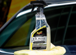 Meguiar's Ultimate Glass Cleaner & Water Repellent - čistič skel s hydrofobní ochranou + tekuté stěrače, 473ml